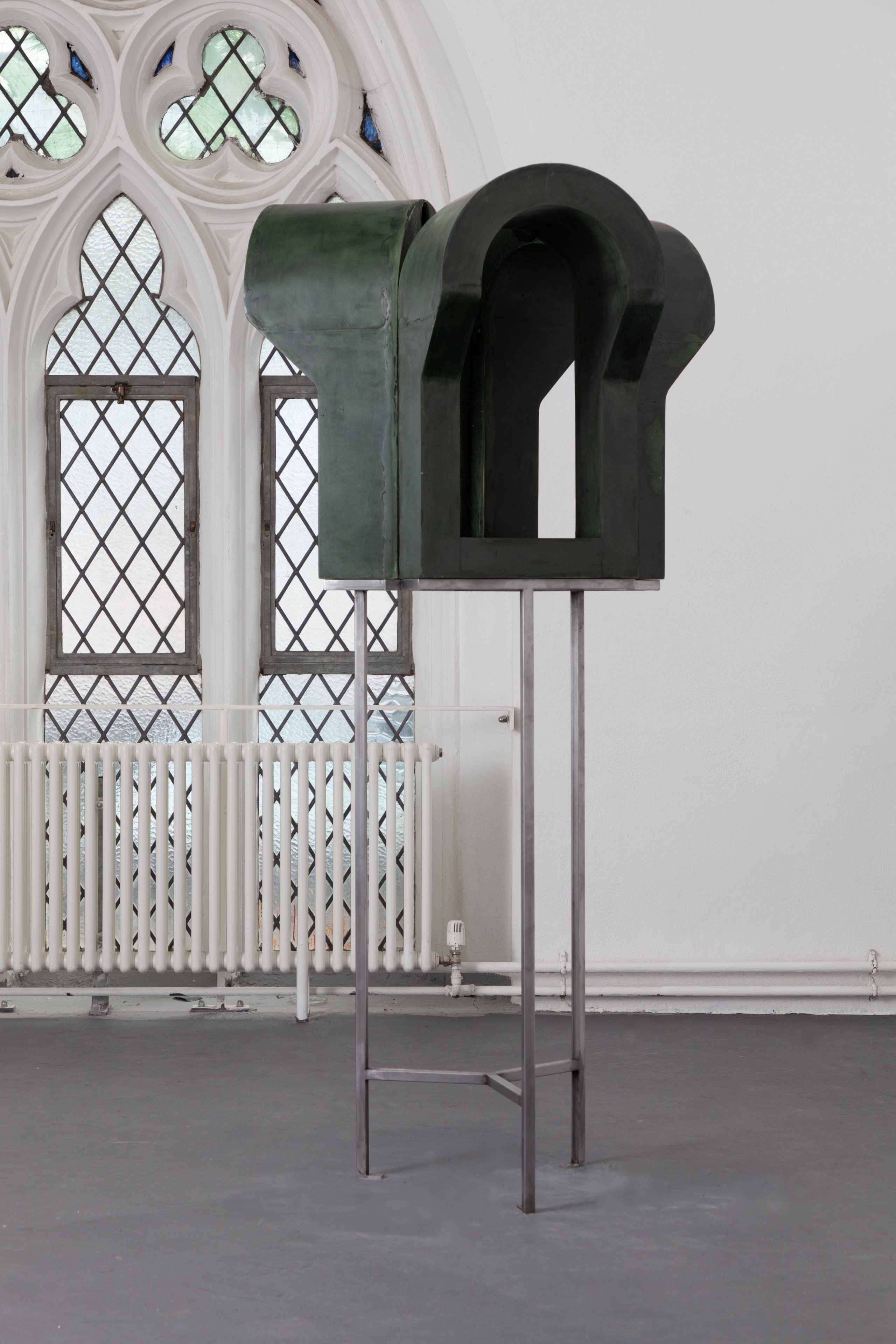 Judgement Proof III (Green) by Darya Diamond, 2020. Cast jesmonite, steel, audio, Goldsmiths, University of London.